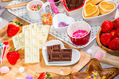バレンタインの準備,バレンタイン,チョコレート,chocolate,valentine,kitchen,cooking,strawberry,キッチン,クッキング,調理,菓子,お菓子,手作り,いちご,苺,イチゴ,トッピング,デコレーション,告白,愛,恋,恋愛,ラブ,らぶ,LOVE,支度,準備,板チョコ,ホワイトチョコ,チョコペン,タルト,スプーン,女子力,ガーリー,食材,材料,sweet,甘い,スイーツ,ホワイトデー