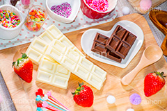 バレンタインの準備,バレンタイン,チョコレート,chocolate,valentine,kitchen,cooking,strawberry,キッチン,クッキング,調理,菓子,お菓子,手作り,いちご,苺,イチゴ,トッピング,デコレーション,告白,愛,恋,恋愛,ラブ,らぶ,LOVE,支度,準備,板チョコ,ホワイトチョコ,スプーン,女子力,ガーリー,食材,材料,sweet,甘い,スイーツ,ホワイトデー
