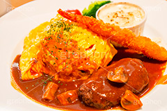 洋食セット,ハンバーグ,エビフライ,海老,えび,エビ,グラタン,オムライス,おむらいす,卵,たまご,タマゴ,玉子,鶏,米飯料理,デミグラスソース,とろとろ,トロトロ,ふわとろ,洋食,正統派,パセリ,あったか