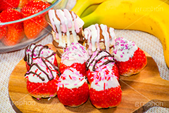イチゴチョコ,いちごチョコ,チョコ,いちご,イチゴ,苺,フルーツ,溶け,垂れ,スイーツ,デザート,おやつ,甘い,甘酸っぱい,チョコレート,ディップ,バナナ,まな板,バナナチョコ,トッピング,デコレーション,クッキング,バレンタイン,手作り,ホワイトチョコ,ホワイトデー,cooking,valentine,dessert,chocolate,strawberry,banana