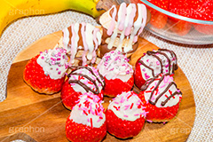 イチゴチョコ,いちごチョコ,チョコ,いちご,イチゴ,苺,フルーツ,溶け,垂れ,スイーツ,デザート,おやつ,甘い,甘酸っぱい,チョコレート,ディップ,バナナ,まな板,バナナチョコ,トッピング,デコレーション,クッキング,バレンタイン,手作り,ホワイトチョコ,ホワイトデー,cooking,valentine,dessert,chocolate,strawberry,banana