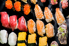 たくさんの寿司,寿司,すし,寿し,スシ,鮨,鮓,早鮨,米飯,酢飯,ネタ,しゃり,シャリ,握り,にぎり,生鮮,魚介,海鮮,日本食,日本料理,和食,シーフード,イクラ,いくら,アナゴ,穴子,あなご,マグロ,まぐろ,赤身,イカ,サーモン,炙り,たまご,玉子,えび,エビ,海老,ネギトロ,ねぎとろ,軍艦,巻き,のり,海苔,パーティー,たくさん,詰め合わせ,刺身,正月,お正月,sushi,japanese,seafood,japan