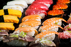 たくさんの寿司,寿司,すし,寿し,スシ,鮨,鮓,早鮨,米飯,酢飯,ネタ,しゃり,シャリ,握り,にぎり,生鮮,魚介,海鮮,日本食,日本料理,和食,シーフード,イクラ,いくら,アナゴ,穴子,あなご,マグロ,まぐろ,赤身,イカ,サーモン,炙り,たまご,玉子,えび,エビ,海老,ネギトロ,ねぎとろ,軍艦,巻き,のり,海苔,パーティー,たくさん,詰め合わせ,刺身,正月,お正月,sushi,japanese,seafood,japan