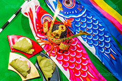 こどもの日3点セット,兜,かぶと,かしわ餅,餅,もち,おもち,和菓子,鯉のぼり,5月5日,端午,節句,供物,こどもの日,子供の日,こども,子供,男の子,和,文化,japan,風習,行事,飾り,吹き流し,お菓子,菓子,event,kids,japan
