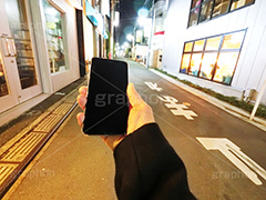 歩きスマホ,歩き,スマホ,スマートフォン,デジタル,危険,注意,ながら,連絡,いじる,操作,指,タップ,フリック,tap,smartphone,phone,digital,manner,マナー,ルール,手,hand