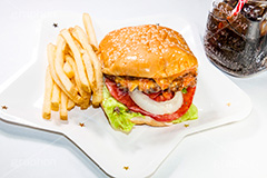 チーズバーガー,ハンバーガー,バーガー,チーズ,ファーストフード,ファストフード,サンド,コーラ,トマト,オニオン,タマネギ,玉ねぎ,レタス,ポテト,フライドポテト,ポテトフライ,パテ,メイソンジャー,ジャー,洋食,ジャンク,ジャンキー,グルメ,ビーフ,牛肉,パン,コーラ,ジャンクフード,beef,hamburger,cheese,potato,cola