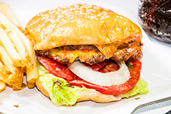 チーズバーガー,ハンバーガー,バーガー,チーズ,ファーストフード,ファストフード,サンド,コーラ,トマト,オニオン,タマネギ,玉ねぎ,レタス,ポテト,フライドポテト,ポテトフライ,パテ,メイソンジャー,ジャー,洋食,ジャンク,ジャンキー,グルメ,ビーフ,牛肉,パン,コーラ,ジャンクフード,beef,hamburger,cheese,potato,cola