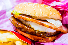 ハンバーガーとポテト,ハンバーガー,バーガー,ファーストフード,ファストフード,ベーコン,卵,たまご,目玉焼き,サンド,フライドポテト,ポテトフライ,パテ,洋食,ジャンク,ジャンキー,ビーフ,牛肉,チェーン店,パン,ジャンクフード,beef,hamburger,potato