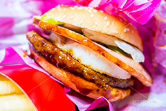 ハンバーガーとポテト,ハンバーガー,バーガー,ファーストフード,ファストフード,ベーコン,卵,たまご,目玉焼き,サンド,フライドポテト,ポテトフライ,パテ,洋食,ジャンク,ジャンキー,ビーフ,牛肉,チェーン店,パン,ジャンクフード,beef,hamburger,potato