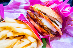 ハンバーガーとポテト,ハンバーガー,バーガー,ファーストフード,ファストフード,ベーコン,卵,たまご,目玉焼き,サンド,フライドポテト,ポテトフライ,パテ,洋食,ジャンク,ジャンキー,ビーフ,牛肉,チェーン店,パン,ジャンクフード,beef,hamburger,potato