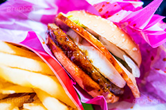 ハンバーガーとポテト,ハンバーガー,バーガー,ファーストフード,ファストフード,ベーコン,卵,たまご,目玉焼き,サンド,フライドポテト,ポテトフライ,パテ,洋食,ジャンク,ジャンキー,ビーフ,牛肉,チェーン店,パン,ジャンクフード,beef,hamburger,potato