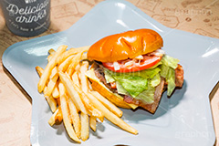 ハンバーガーとポテト,ハンバーガー,バーガー,ファーストフード,ファストフード,ベーコン,サンド,フライドポテト,ポテトフライ,パテ,洋食,ジャンク,ジャンキー,ビーフ,牛肉,チェーン店,パン,オニオン,トマト,チーズ,レタス,ジャンクフード,beef,hamburger,potato,tomato,cheese,onion