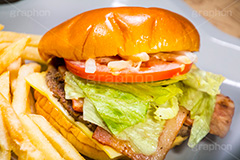 ハンバーガーとポテト,ハンバーガー,バーガー,ファーストフード,ファストフード,ベーコン,サンド,フライドポテト,ポテトフライ,パテ,洋食,ジャンク,ジャンキー,ビーフ,牛肉,チェーン店,パン,オニオン,トマト,チーズ,レタス,ジャンクフード,beef,hamburger,potato,tomato,cheese,onion