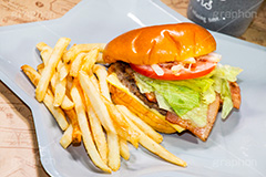 ハンバーガーとポテト,ハンバーガー,バーガー,ファーストフード,ファストフード,ベーコン,サンド,フライドポテト,ポテトフライ,パテ,洋食,ジャンク,ジャンキー,ビーフ,牛肉,チェーン店,パン,オニオン,トマト,チーズ,レタス,ジャンクフード,beef,hamburger,potato,tomato,cheese,onion