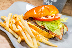 ハンバーガーとポテト,ハンバーガー,バーガー,ファーストフード,ファストフード,ベーコン,サンド,フライドポテト,ポテトフライ,パテ,洋食,ジャンク,ジャンキー,ビーフ,牛肉,チェーン店,パン,オニオン,トマト,チーズ,レタス,ジャンクフード,beef,hamburger,potato,tomato,cheese,onion