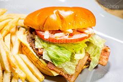 ハンバーガーとポテト,ハンバーガー,バーガー,ファーストフード,ファストフード,ベーコン,サンド,フライドポテト,ポテトフライ,パテ,洋食,ジャンク,ジャンキー,ビーフ,牛肉,チェーン店,パン,オニオン,トマト,チーズ,レタス,ジャンクフード,beef,hamburger,potato,tomato,cheese,onion