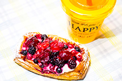 ミックスベリーのデニッシュ,ミックスベリー,ベリー,ストロベリー,ブルーベリー,デニッシュ,バター,パン,焼き,ぱん,パイ生地,おやつ,デザート,スイーツ,甘い,砂糖,朝食,ピクニック,オレンジジュース,菓子パン,picnic,morning,blueberry,strawberry,bread,butter,sugar,juice,orange,drink
