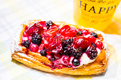ミックスベリーのデニッシュ,ミックスベリー,ベリー,ストロベリー,ブルーベリー,デニッシュ,バター,パン,焼き,ぱん,パイ生地,おやつ,デザート,スイーツ,甘い,砂糖,朝食,ピクニック,オレンジジュース,菓子パン,picnic,morning,blueberry,strawberry,bread,butter,sugar,juice,orange,drink