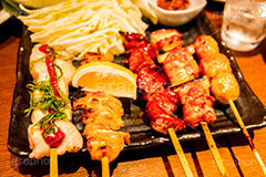 串焼き盛り合わせ,串,やきとり,焼き鳥,鶏,鶏肉,つくね,梅肉,ささみ,ササミ,レバー,しそ,大葉,レモン,つまみ,居酒屋,日本料理,日本食,和食,焼き,おつまみ,japan