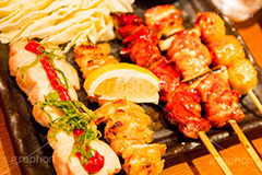 串焼き盛り合わせ,串,やきとり,焼き鳥,鶏,鶏肉,つくね,梅肉,ささみ,ササミ,レバー,しそ,大葉,レモン,つまみ,居酒屋,日本料理,日本食,和食,焼き,おつまみ,japan
