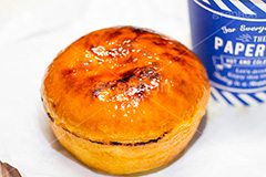 焦がしクリームパン,焦がし,クリームパン,パン,焼き,ぱん,クリーム,カラメル,バター,おやつ,デザート,朝食,ピクニック,picnic,morning,cream,bread,butter,dessert,紙コップ,甘い,スイーツ,菓子パン