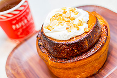 シナモンロール,シナモン,ナッツ,パン,焼き,ぱん,クリーム,バター,おやつ,デザート,朝食,ピクニック,picnic,morning,cream,bread,butter,dessert,nuts,甘い,スイーツ,菓子パン