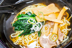 醤油ラーメン,しょうゆラーメン,ラーメン,らーめん,麺,麺類,中華麺,麺料理,国民食,日本拉麺,しょうゆ,醤油,中華そば,湯気,チャーシュー,焼き豚,焼豚,ホウレンソウ,ほうれん草,ねぎ,ネギ,スープ,メンマ,Ramen,Chinese noodles