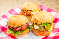ミニバーガー,バーガー,ミニ,ハンバーガー,ファーストフード,ファストフード,サンド,パテ,パン,洋食,ジャンク,ジャンキー,レタス,牛肉,チキン,マヨネーズ,アボカド,ローストビーフ,チリ,トマト,ジャンクフード,hamburger,mini,chicken,beef