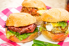 ミニバーガー,バーガー,ミニ,ハンバーガー,ファーストフード,ファストフード,サンド,パテ,パン,洋食,ジャンク,ジャンキー,レタス,牛肉,チキン,マヨネーズ,アボカド,ローストビーフ,チリ,トマト,アスパラ,アスパラガス,ジャンクフード,asparagus,hamburger,mini,chicken,beef