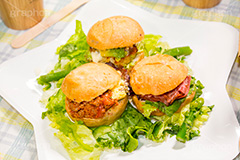 ミニバーガー,バーガー,ミニ,ハンバーガー,ファーストフード,ファストフード,サンド,パテ,パン,洋食,ジャンク,ジャンキー,レタス,サラダ,牛肉,チキン,マヨネーズ,アボカド,ローストビーフ,チリ,トマト,ジャンクフード,salad,hamburger,mini,chicken,beef
