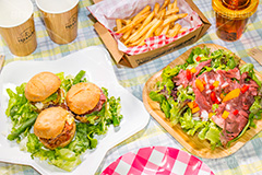 ピクニック,ミニバーガー,バーガー,ミニ,ハンバーガー,ファーストフード,ファストフード,サンド,パテ,パン,洋食,ジャンク,ジャンキー,レタス,ティー,牛肉,チキン,マヨネーズ,アボカド,ローストビーフ,チリ,トマト,フライドポテト,ポテト,ジャンクフード,potato,hamburger,mini,chicken,beef,drink,tea,picnic