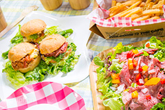 ピクニック,ミニバーガー,バーガー,ミニ,ハンバーガー,ファーストフード,ファストフード,サンド,パテ,パン,洋食,ジャンク,ジャンキー,レタス,牛肉,チキン,マヨネーズ,アボカド,ローストビーフ,チリ,トマト,フライドポテト,ポテト,ジャンクフード,potato,hamburger,mini,chicken,beef,picnic