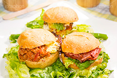ミニバーガー,バーガー,ミニ,ハンバーガー,ファーストフード,ファストフード,サンド,パテ,パン,洋食,ジャンク,ジャンキー,レタス,サラダ,牛肉,チキン,マヨネーズ,アボカド,ローストビーフ,チリ,トマト,ジャンクフード,salad,hamburger,mini,chicken,beef