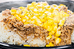 ビーフペッパーライス,ビーフ,ペッパー,ライス,ご飯,ごはん,米,胡椒,コーン,肉,牛肉,スタミナ,湯気,熱々,アツアツ,コンビニ