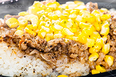ビーフペッパーライス,ビーフ,ペッパー,ライス,ご飯,ごはん,米,胡椒,コーン,肉,牛肉,スタミナ,湯気,熱々,アツアツ,コンビニ