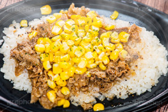 ビーフペッパーライス,ビーフ,ペッパー,ライス,ご飯,ごはん,米,胡椒,コーン,肉,牛肉,スタミナ,湯気,熱々,アツアツ,コンビニ