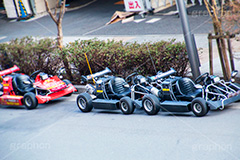路上に止められたカート,カート,路上,交通,ルール,事故,公道,問題,外国人,観光客,ゲーム,カルチャー,サブカル,文化,街角,japan,kart,game,culture