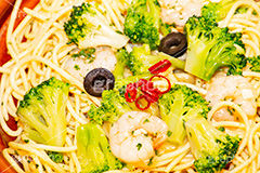 海老とブロッコリーのパスタ,海老,えび,エビ,パスタ,ブロッコリー,ペペロンチーノ,ペペロンチーニ,オリーブ,オイル,塩,洋食,麺料理,麺類,コンビニ,pasta,oil,olive,broccoli