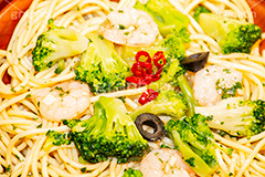 海老とブロッコリーのパスタ,海老,えび,エビ,パスタ,ブロッコリー,ペペロンチーノ,ペペロンチーニ,オリーブ,オイル,塩,洋食,麺料理,麺類,コンビニ,pasta,oil,olive,broccoli