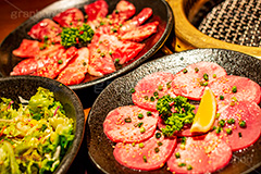 タン,焼肉,焼き肉,やきにく,にく,肉,肉食,生,レモン,ネギ,ねぎ,盛合せ,カルビ,ハラミ,サラダ,salad,網,パセリ,霜降り