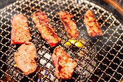 焼肉,焼き肉,やきにく,炭火,焼く,にく,肉,網,肉食,直火,煙,焦げ,火,炎,油