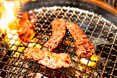 焼肉,焼き肉,やきにく,炭火,焼く,にく,肉,網,肉食,直火,煙,焦げ,火,炎,油,炎上,トング