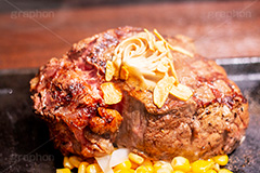 ヒレステーキ,ヒレ,ステーキ,鉄板,肉,肉食,meat,steak,corn,garlic,beef,ビーフ,湯気,あつあつ,熱々,コーン,牛肉,焦げ,焼き,にんにく,ニンニク,ガーリック,レア,スタミナ,洋食