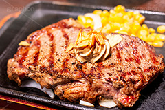 サーロインステーキ,サーロイン,ステーキ,鉄板,肉,肉食,meat,steak,corn,garlic,beef,ビーフ,湯気,あつあつ,熱々,コーン,牛肉,焦げ,焼き,にんにく,ニンニク,ガーリック,レア,スタミナ,洋食