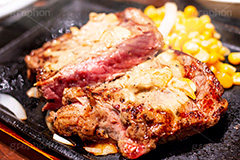 サーロインステーキ,サーロイン,ステーキ,鉄板,肉,肉食,meat,steak,corn,garlic,beef,ビーフ,湯気,あつあつ,熱々,コーン,牛肉,焦げ,焼き,にんにく,ニンニク,ガーリック,レア,断面,スタミナ,洋食