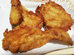 フライドチキン,チキン,フライ,鶏,もも,ジューシー,揚げ,衣,ファーストフード,ファストフード,あつあつ,熱々,アツアツ,洋食,サクサク,カロリー,ジャンクフード,チェーン店,chicken,脂,脂質,スマホ撮影,肉