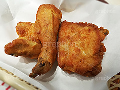 フライドチキン,チキン,フライ,鶏,もも,ジューシー,揚げ,衣,ファーストフード,ファストフード,あつあつ,熱々,アツアツ,洋食,サクサク,カロリー,ジャンクフード,チェーン店,chicken,脂,脂質,スマホ撮影,肉