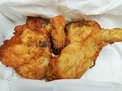 チキン,フライドチキン,フライ,鶏,もも,ジューシー,揚げ,衣,ファーストフード,ファストフード,あつあつ,熱々,アツアツ,洋食,サクサク,カロリー,ジャンクフード,チェーン店,chicken,脂,脂質,スマホ撮影,肉