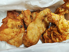 チキン,フライドチキン,フライ,鶏,もも,ジューシー,揚げ,衣,ファーストフード,ファストフード,あつあつ,熱々,アツアツ,洋食,サクサク,カロリー,ジャンクフード,チェーン店,chicken,脂,脂質,スマホ撮影,肉