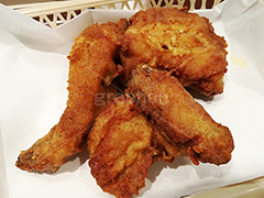チキン,フライドチキン,フライ,鶏,もも,ジューシー,揚げ,衣,ファーストフード,ファストフード,あつあつ,熱々,アツアツ,洋食,サクサク,カロリー,ジャンクフード,チェーン店,chicken,脂,脂質,スマホ撮影,肉